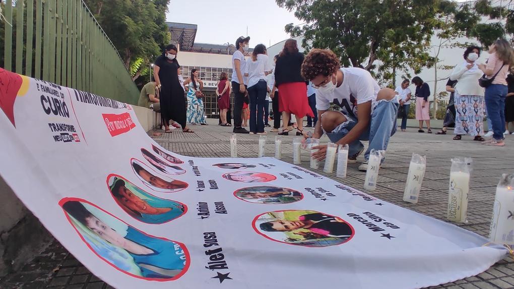A foto mostra familiares e amigos das vítimas da Chacina do Curió participarem de ato em frente ao Fórum Clóvis Beviláqua.