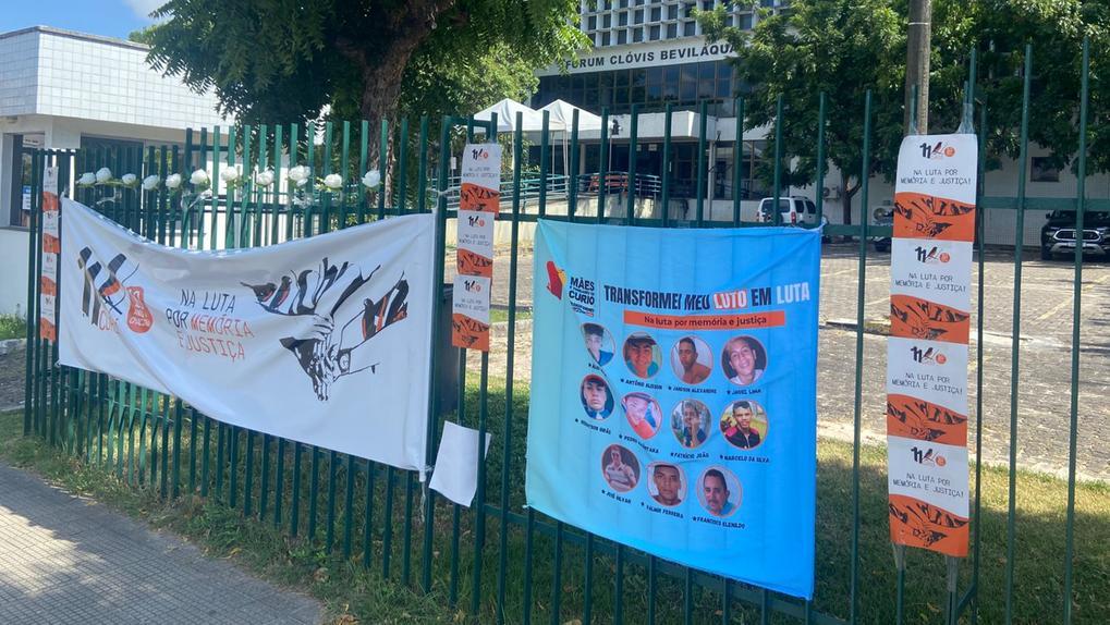A foto mostra cartazes feitos por familiares e amigos das vítimas da Chacina do Curió, em frente ao Fórum Clóvis Beviláqua.