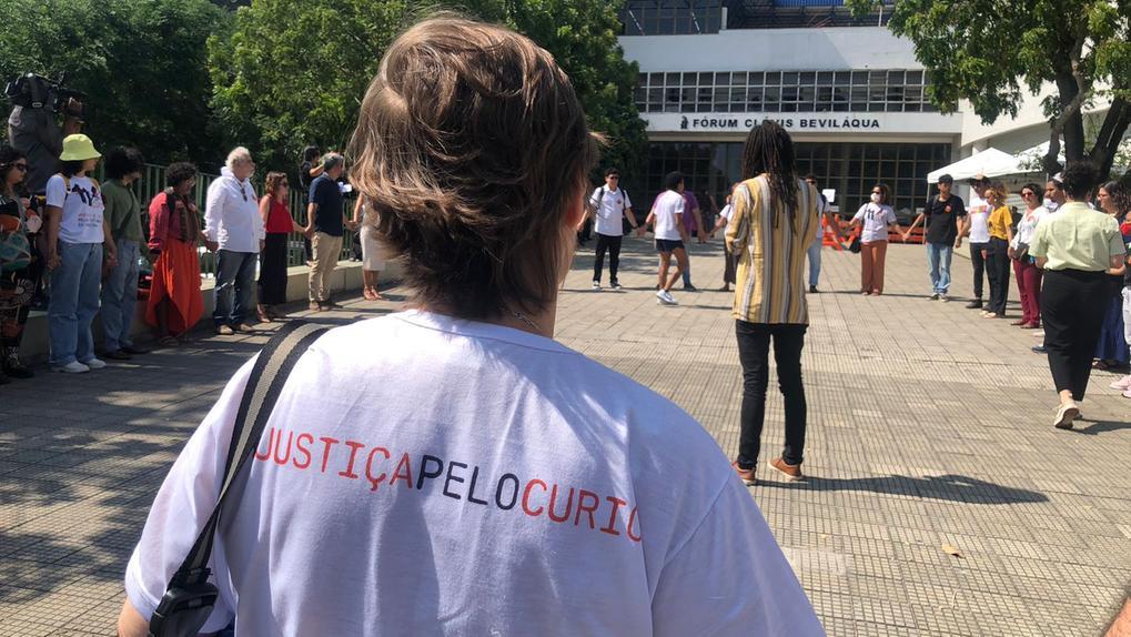 A foto mostra familiares e amigos das vítimas da Chacina do Curió participarem de ato em frente ao Fórum Clóvis Beviláqua.