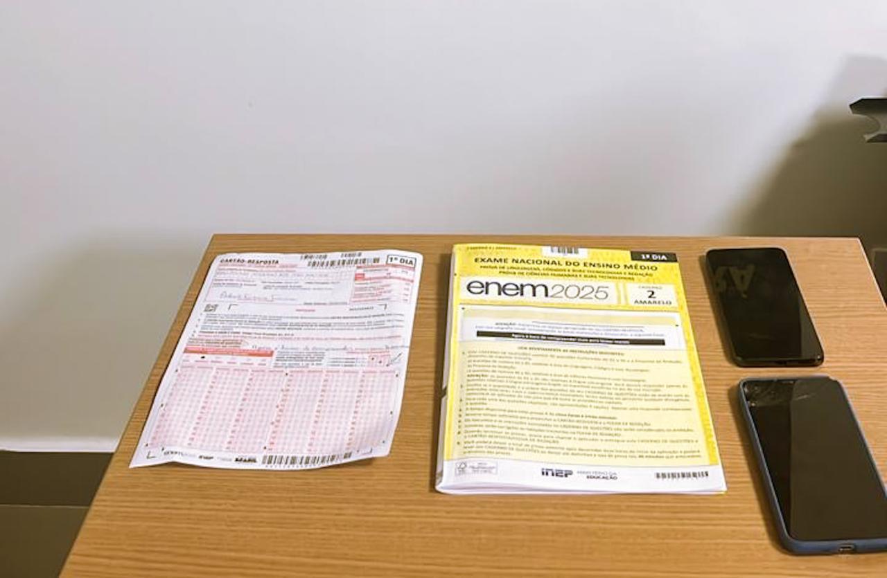 foto de prova do Enem e aparelhos celulares apreendidos de candidato que fraudou o Enem em Juazeiro do Norte, no Ceará.