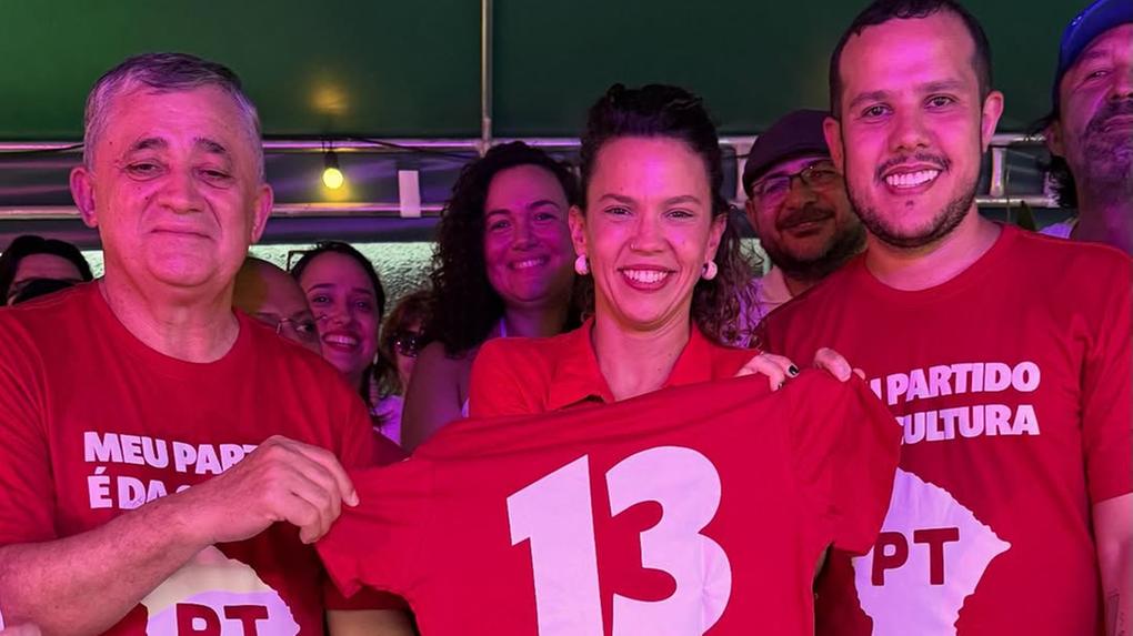 A secretária de Cultura do Ceará, Luisa Cela, durante evento de filiação ao PT neste domingo (9), ao lado do deputado federal José Guimarães.