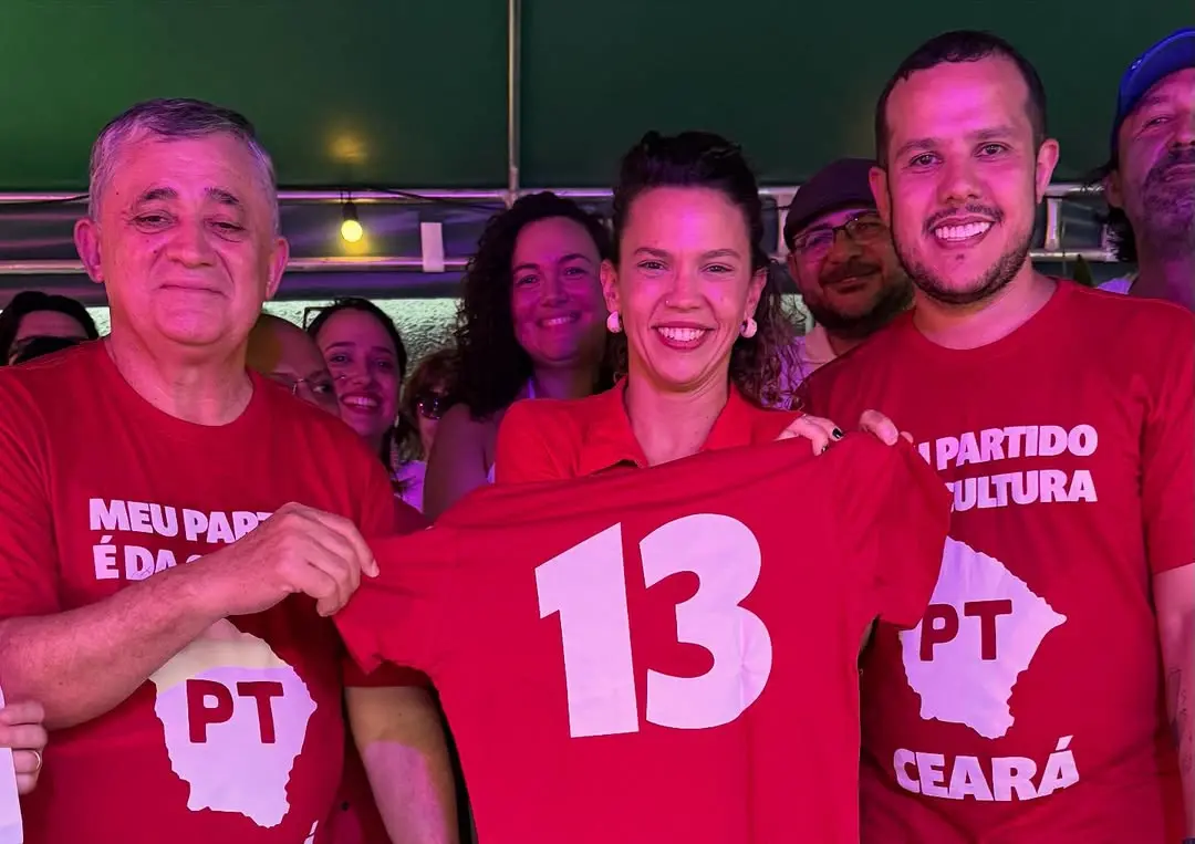 A secretária de Cultura do Ceará, Luisa Cela, durante evento de filiação ao PT neste domingo (9), ao lado do deputado federal José Guimarães.