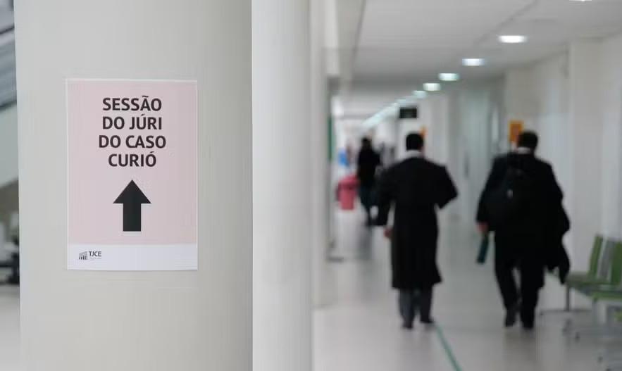 A foto mostra advogados em direção à sessão de julgamento da Chacina do Curió, no Fórum Clóvis Beviláqua.