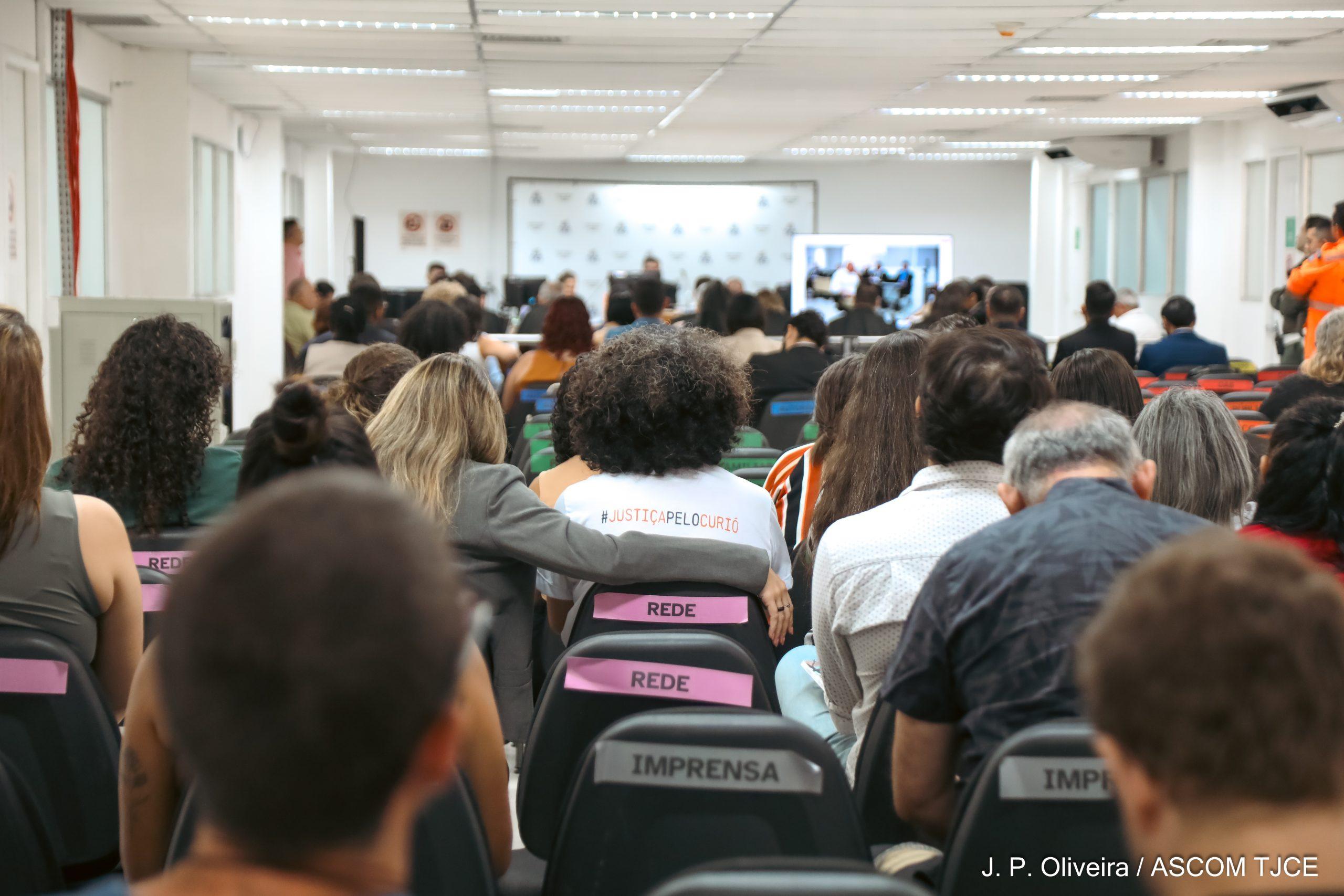 Pessoas acompanham mais um julgamento da Chacina do Curió, no Fórum Clóvis Beviláqua, em Fortaleza.