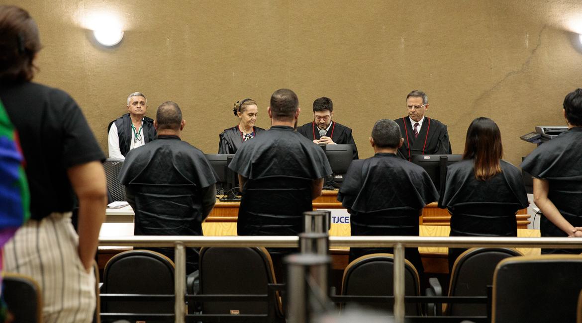 Juízes leem a sentença para jurados e outras pessoas, em julgamento da Chacina do Curió, no Fórum Clóvis Beviláqua.