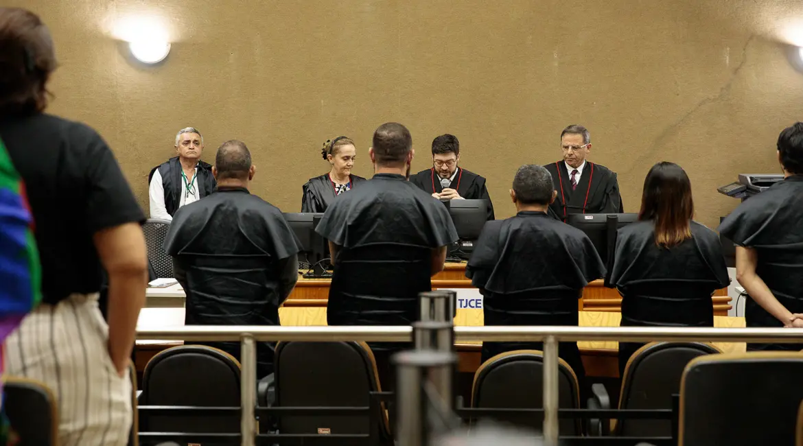 Juízes leem a sentença para jurados e outras pessoas, em julgamento da Chacina do Curió, no Fórum Clóvis Beviláqua.