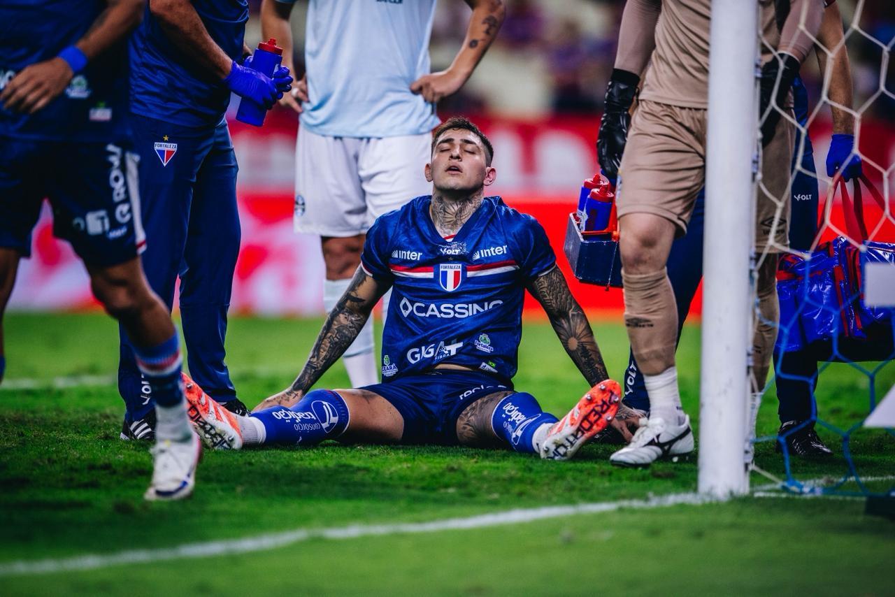 Gastón Ávila fica caído no gramado após dividida em Fortaleza x Grêmio