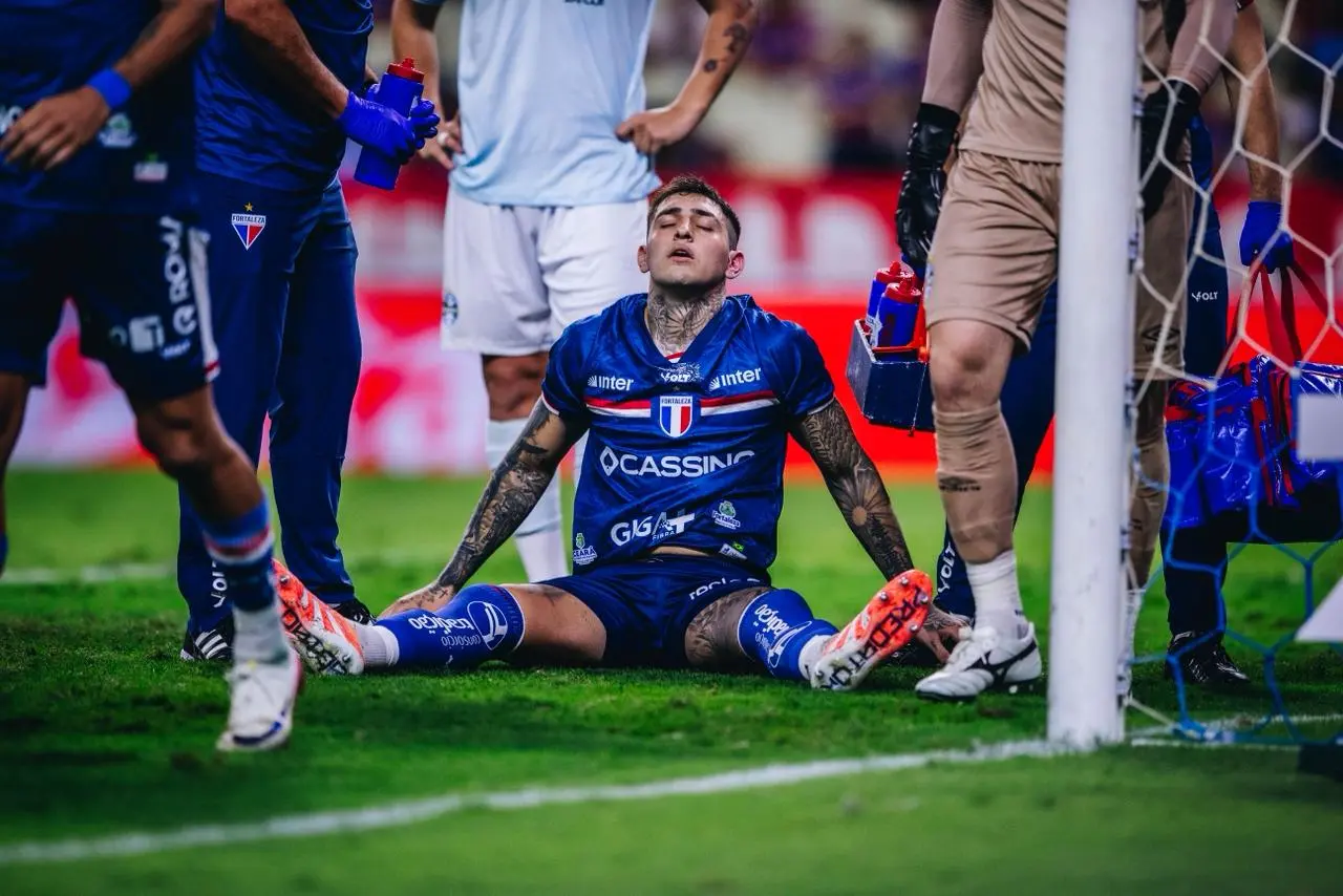 Gastón Ávila fica caído no gramado após dividida em Fortaleza x Grêmio