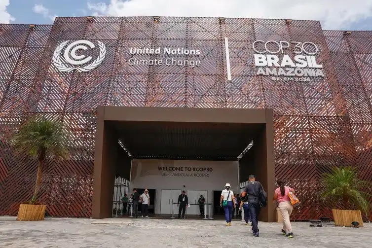 Imagem da fachada da COP 30 para uma matéria sobre COPs do Clima.