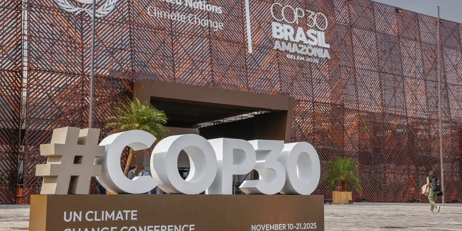 Imagem da fachada da COP 30 Amazônia, em Belém, para matéria sobre COPs do Clima.