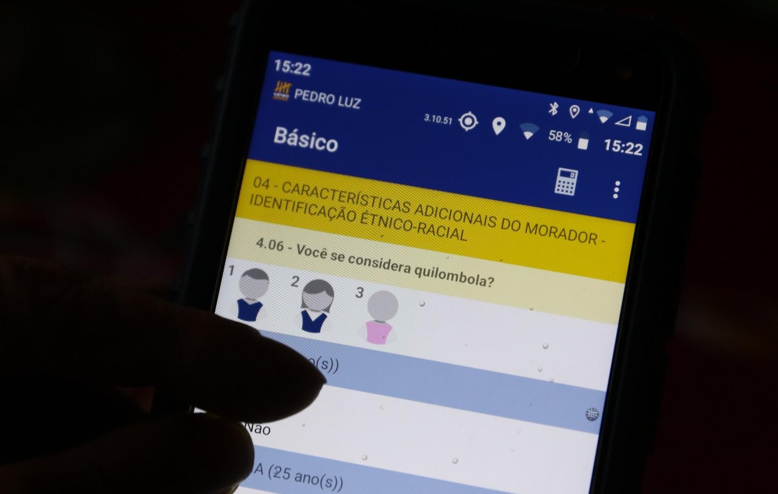 Pesquisador do IBGE mostra aplicativo que colhe informações.