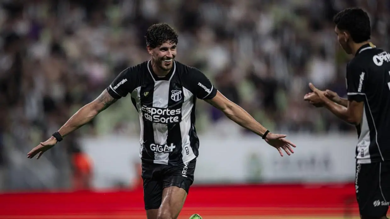 Pedro Raul comemora gol pelo Ceará