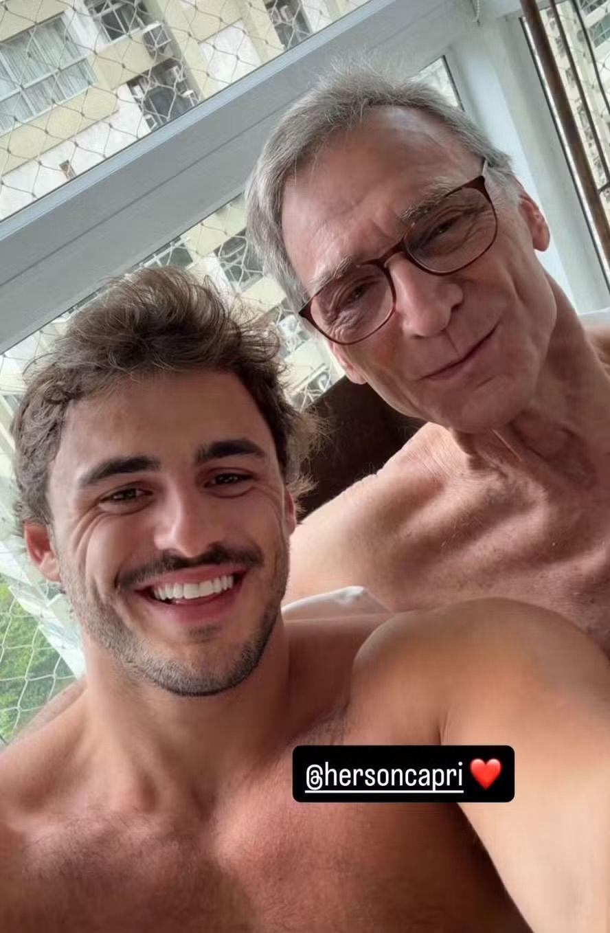 Foto mostra pai e filho juntos.