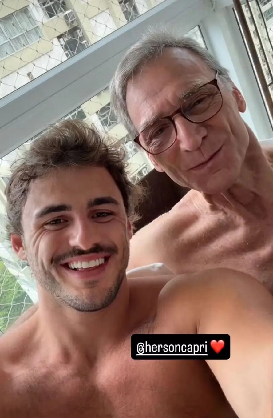 Foto mostra pai e filho juntos.