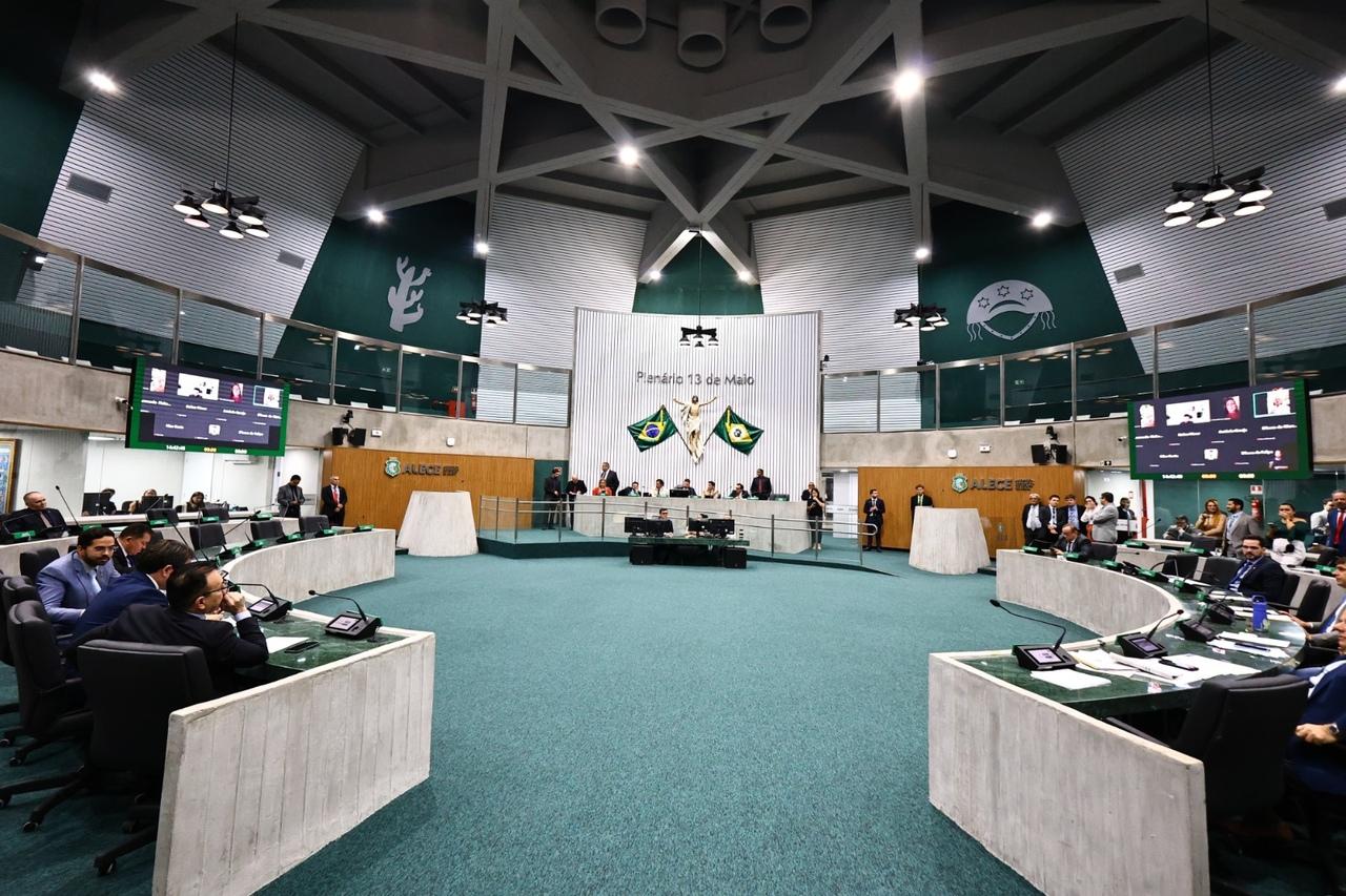 Plenário 13 de Maio da Assembleia Legislativa do Ceará durante votação.