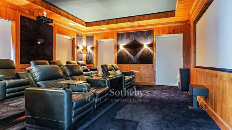 Imagem da sala de cinema da casa.