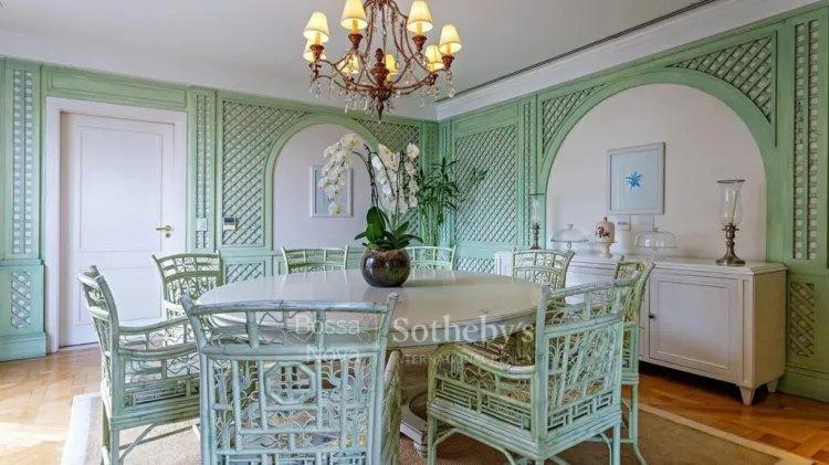 Sala de jantar rústica e com cores verdes.