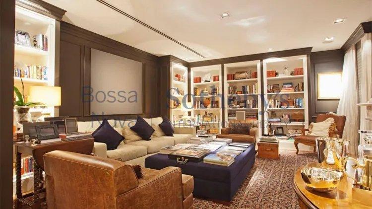 Imagens da sala de estar. Sofás e estante de livros.