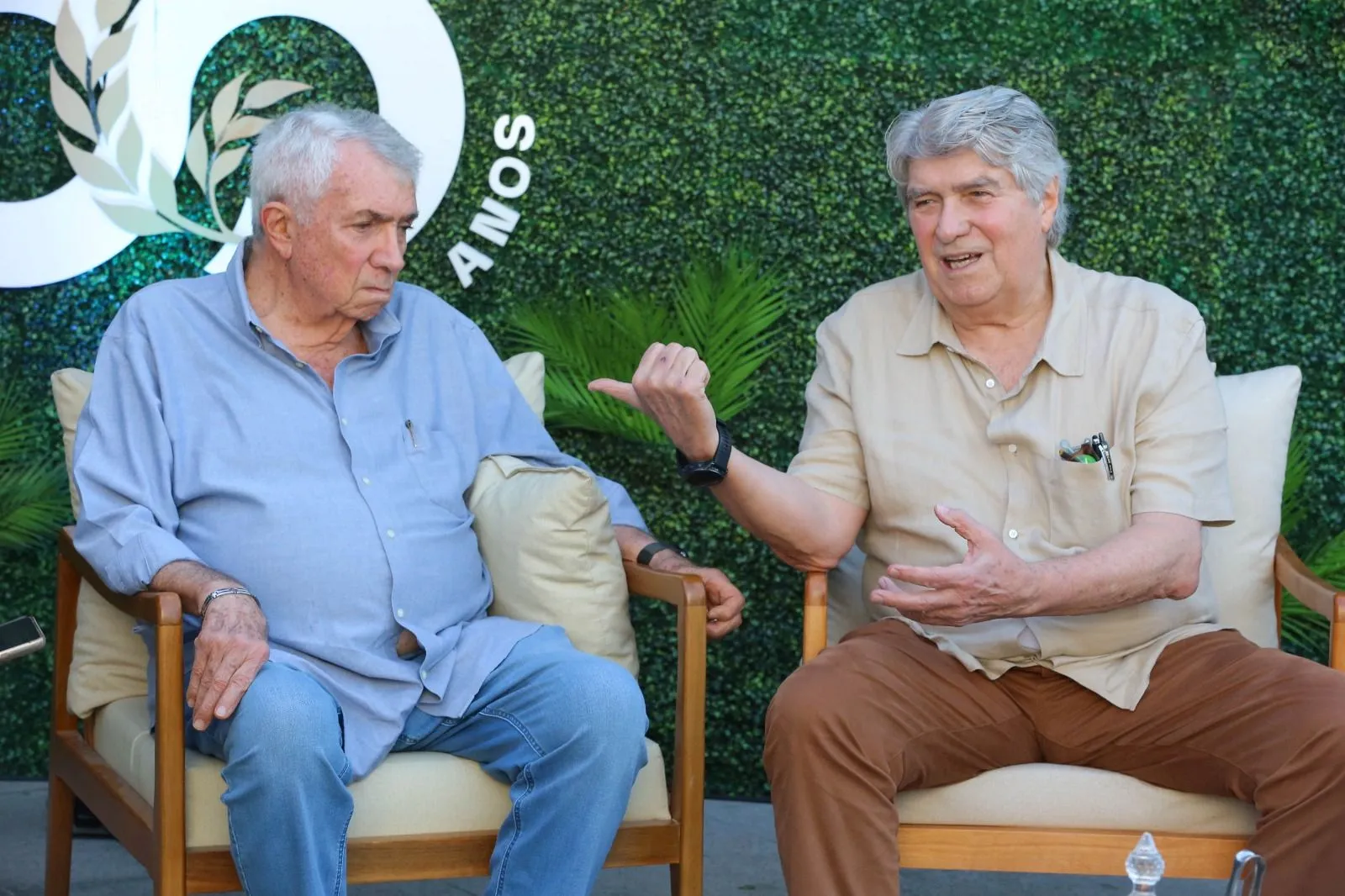 Roberto Macêdo foi empresário e presidente da Fiec. Na foto, ele com o irmão, Amarílio Macêdo, CEO da J. Macêdo CAP.