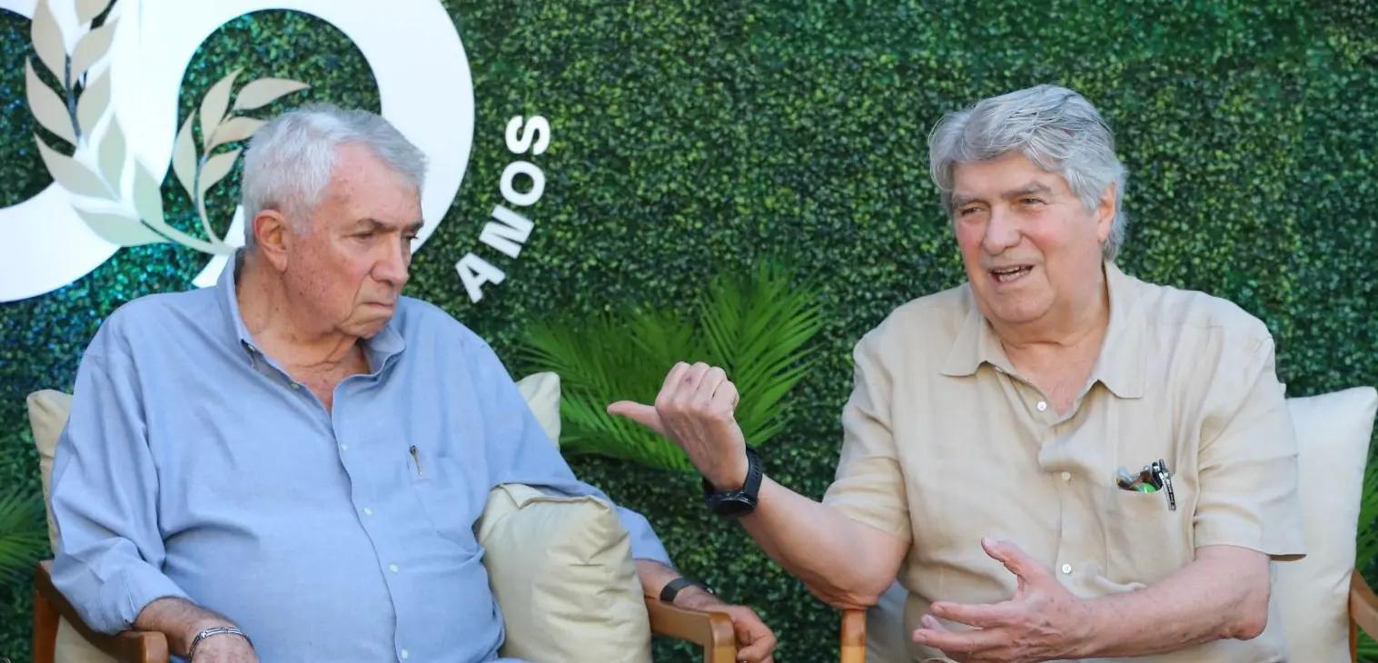 foto do empresário roberto macedo ao lado do irmão Amarílio Macêdo.