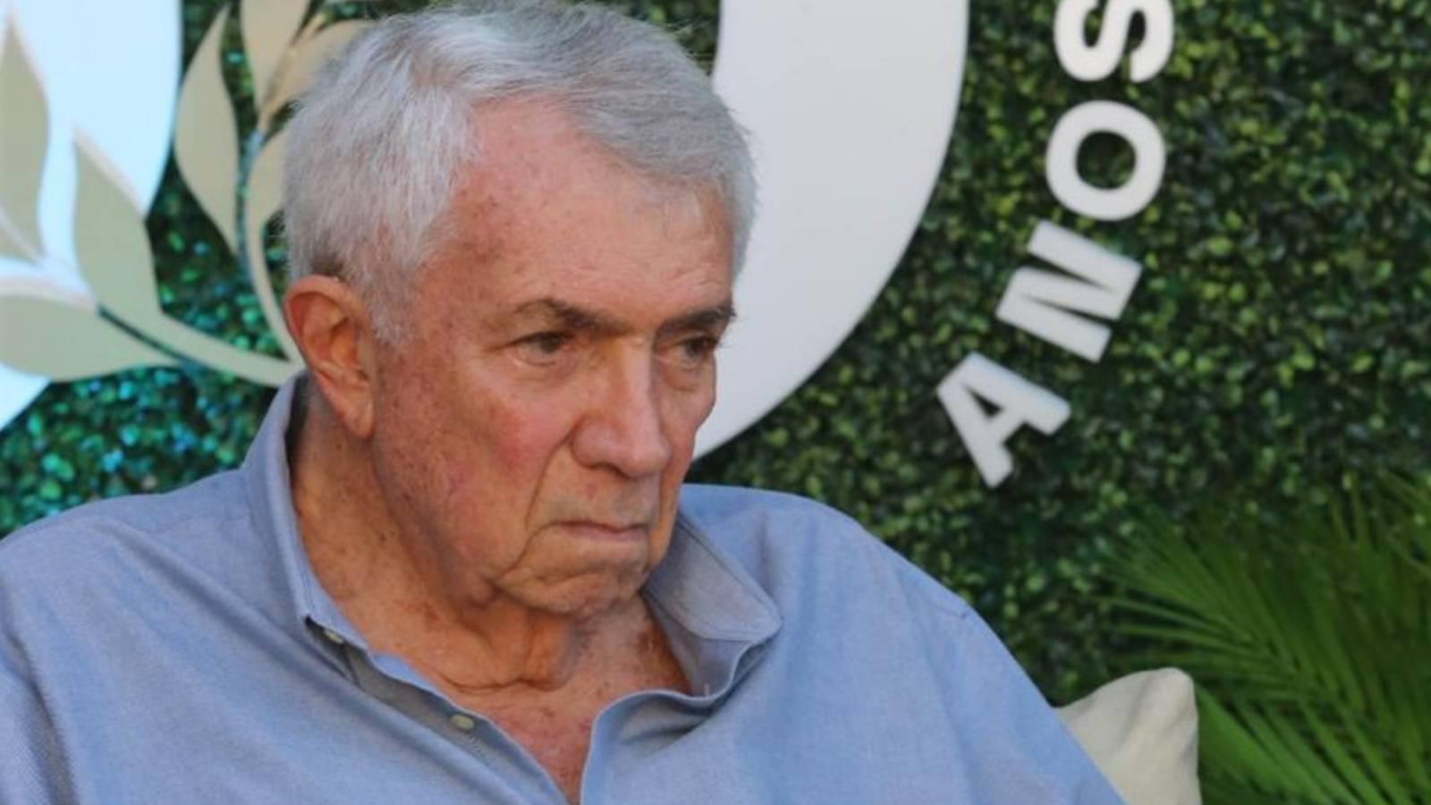 Imagem mostra empresário Roberto Macêdo, usando blusa social azul e sobre fundo verde com detalhes brancos.