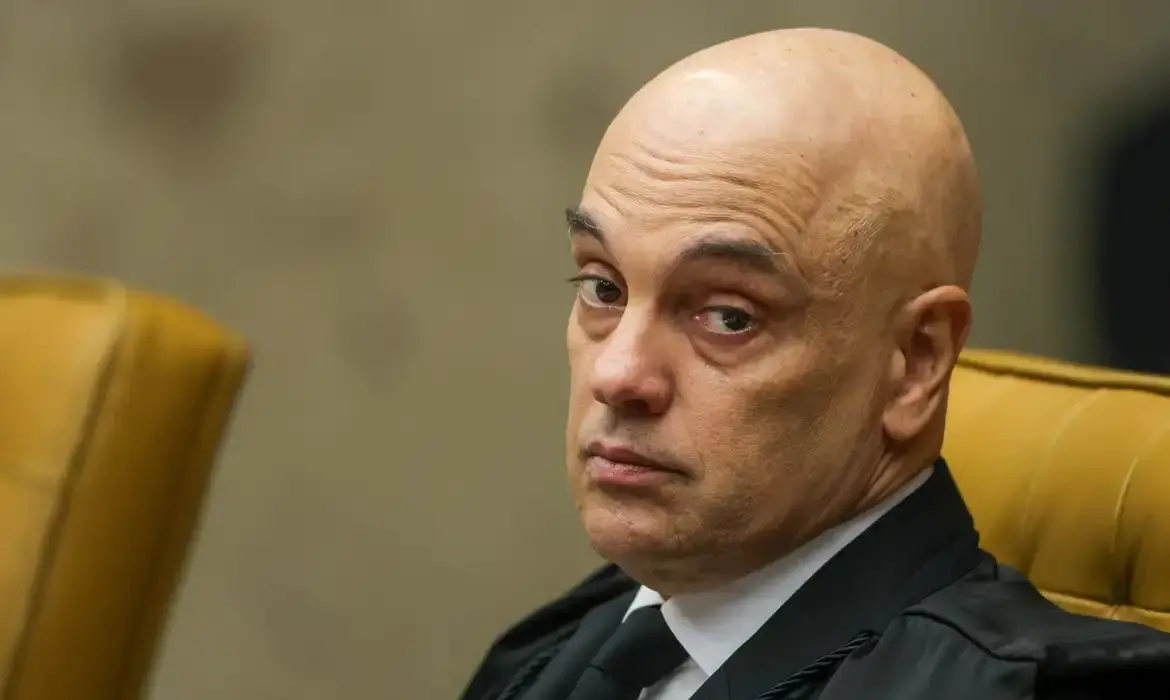 Imagem mostra ministro do Supremo Tribunal Federal (STF), Alexandre de Moraes, sentado em cadeira no Plenário da Corte federal.