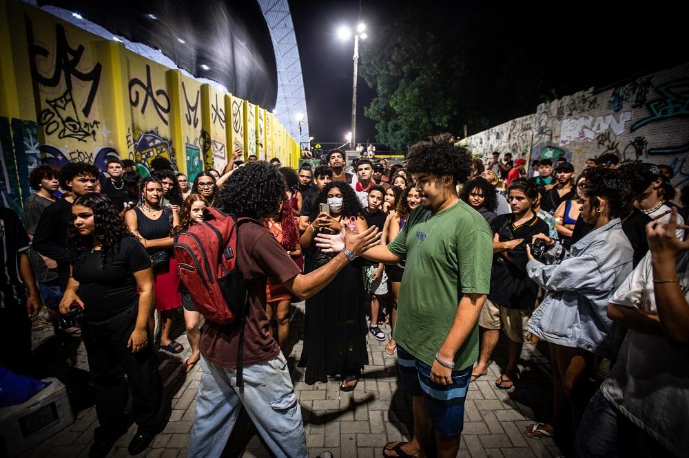 MCs se cumprimentam após duelo na Cururu Skate Rap, na Parangaba.