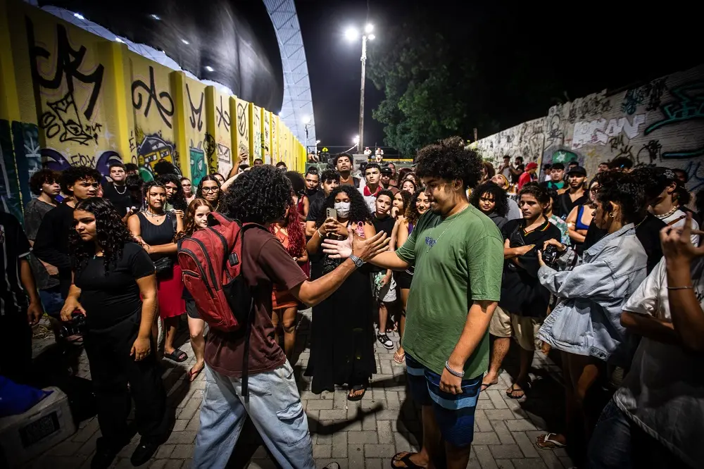 MCs se cumprimentam após duelo na Cururu Skate Rap, na Parangaba.