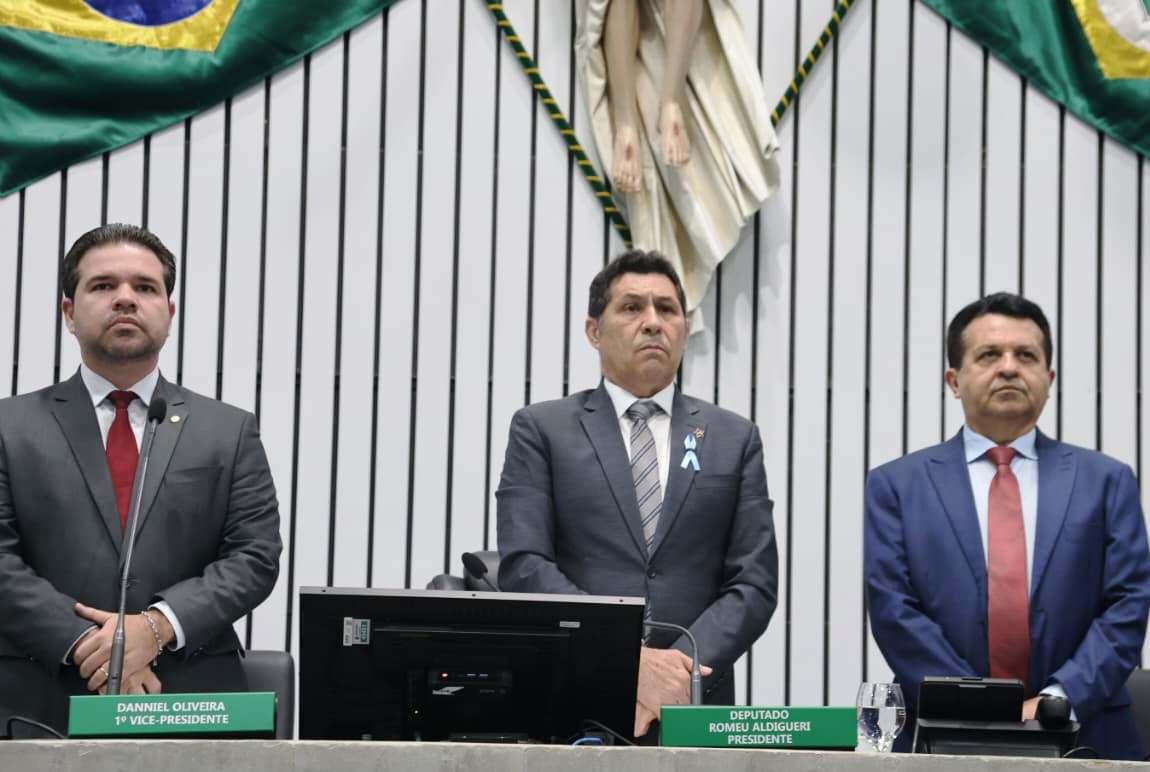 Foto de parlamentares prestando homenagem ao empresário Roberto Macêdo.