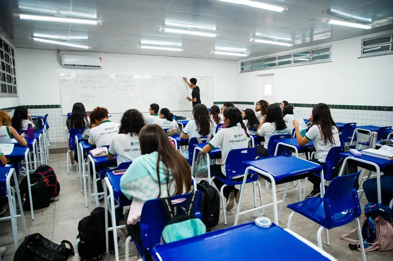 Foto mostra alunos em uma escola da rede pública do Estado do Ceará.