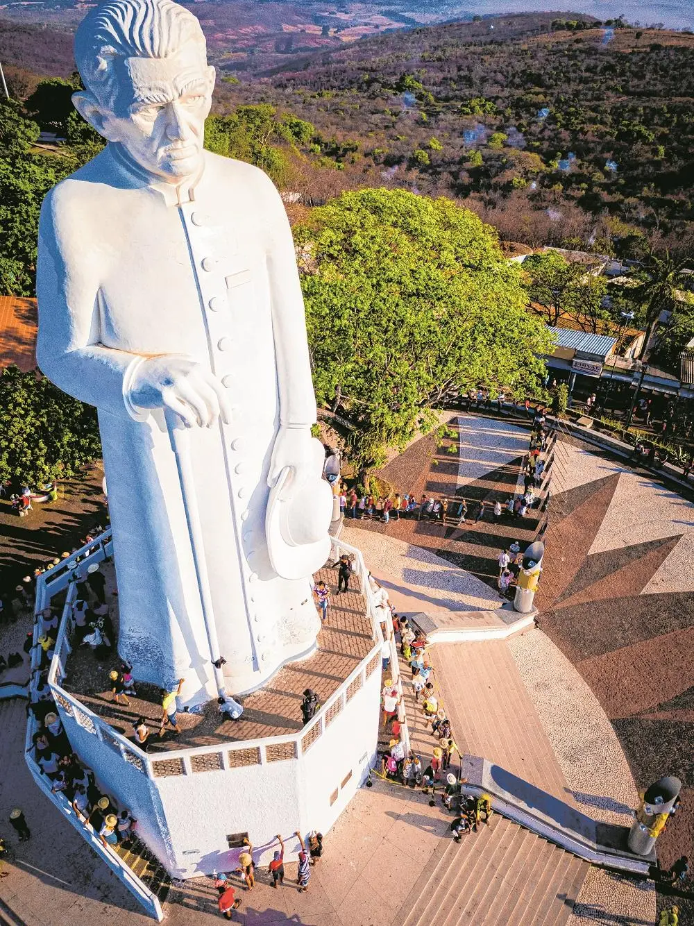 Imagem aérea mostra estátua de Padre Cícero, em Juazeiro do Norte, no Ceará. Aos pés do santo, diversas pessoas.
