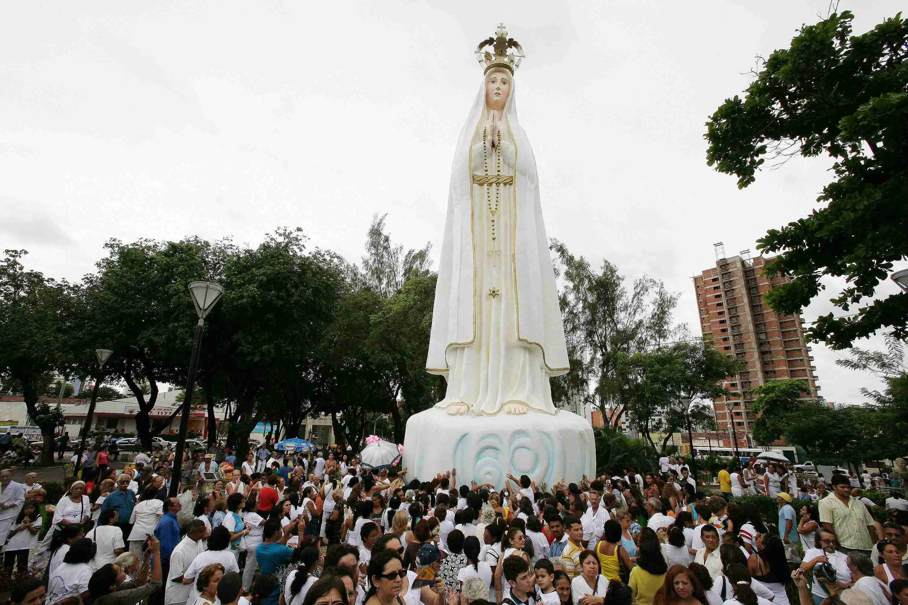 Imagem mostra multidão de católicos aos pés da estátua de Nossa Senhora de Fátima, em Fortaleza.