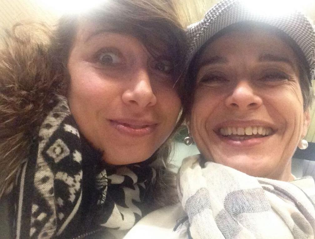 Imagem de Gaia Molinari e Valentina Carraro sorridentes.