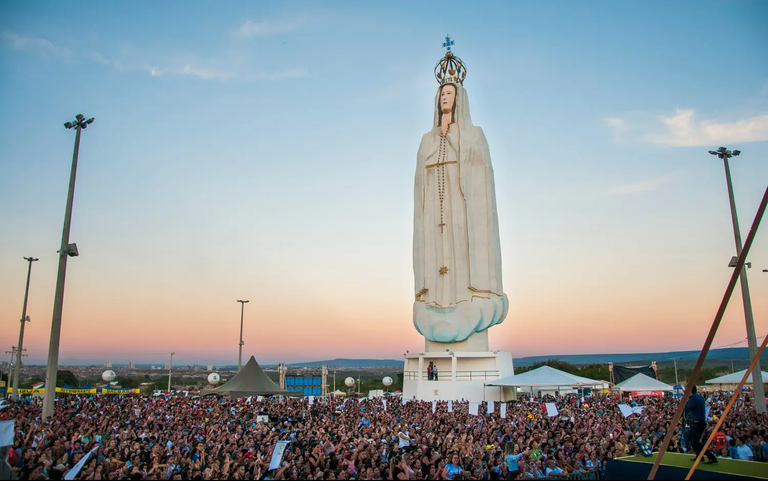 Imagem mostra multidão de fiéis no Crato, em 2018, na primeira inauguração da estátua de Nossa Senhora de Fátima naquela cidade.