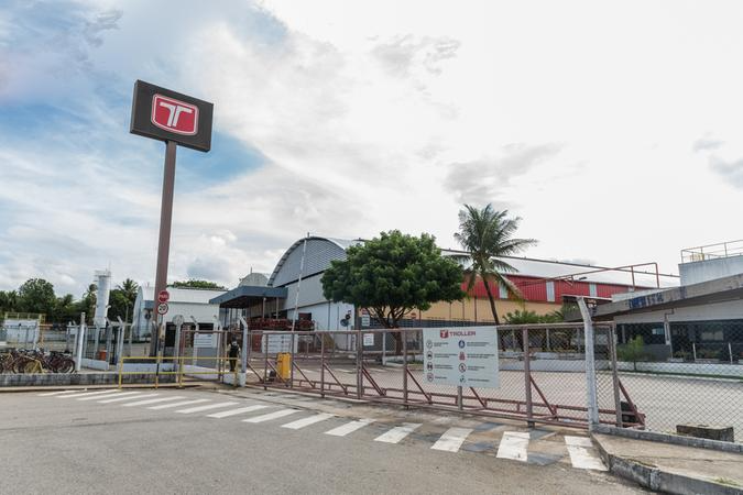 Imagem mostra frente da antiga fábrica da Troller, na cidade de Horizonte, região metropolitana de Fortaleza.