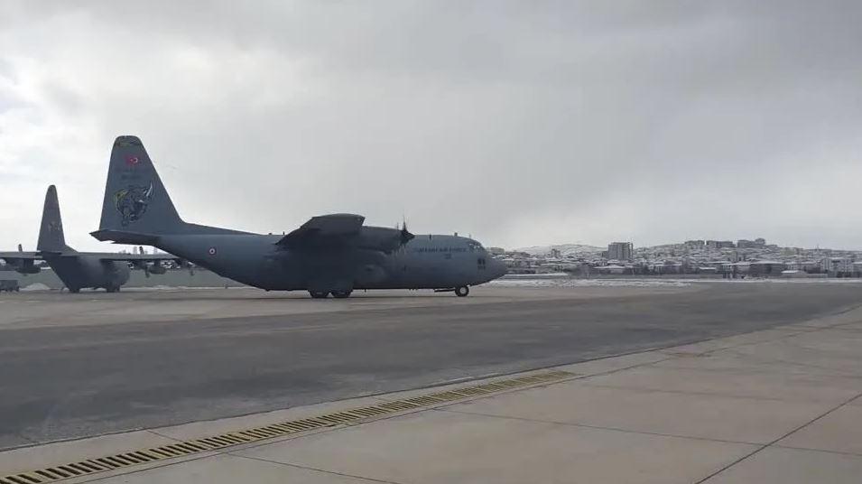 Avião turco C-130 Hércules, utilizado pelo Ministério da Defesa da Turquia, em pista de pouso e decolagem.
