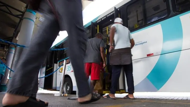 Passageiros sobem em ônibus de Fortaleza.