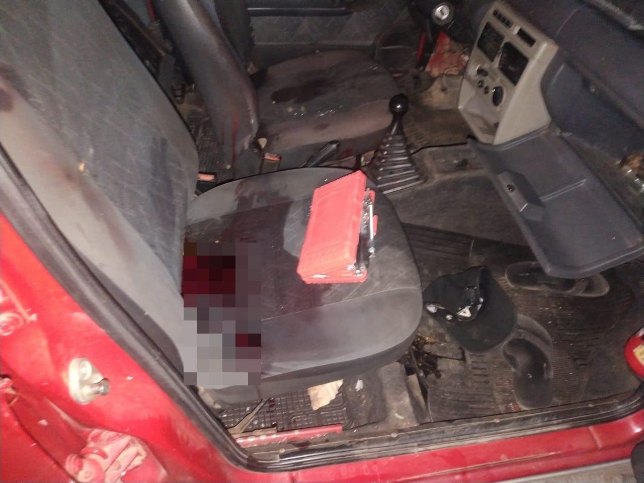 Foto de carro vermelho onde PMs estavam e sofreram tentativa de assalto. Há sangue no banco do carro.