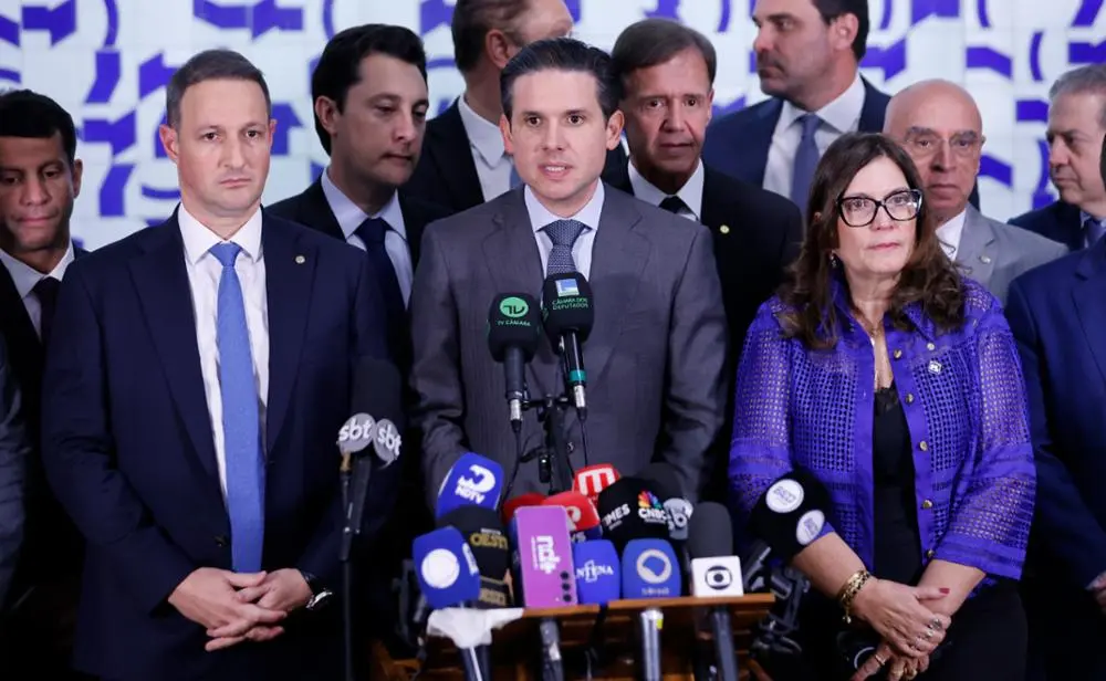 Deputados federais concedem entrevista coletiva no salão verde da Câmara dos Deputados.