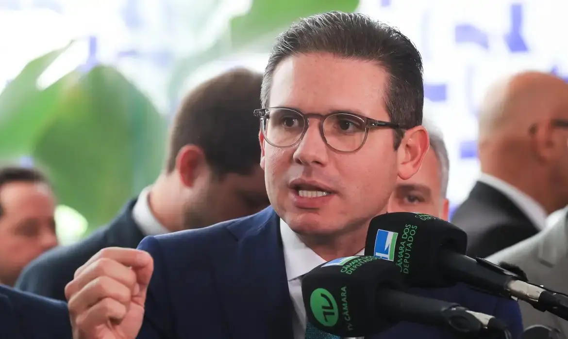 Presidente da Câmara, Hugo Motta, fala durante coletiva.