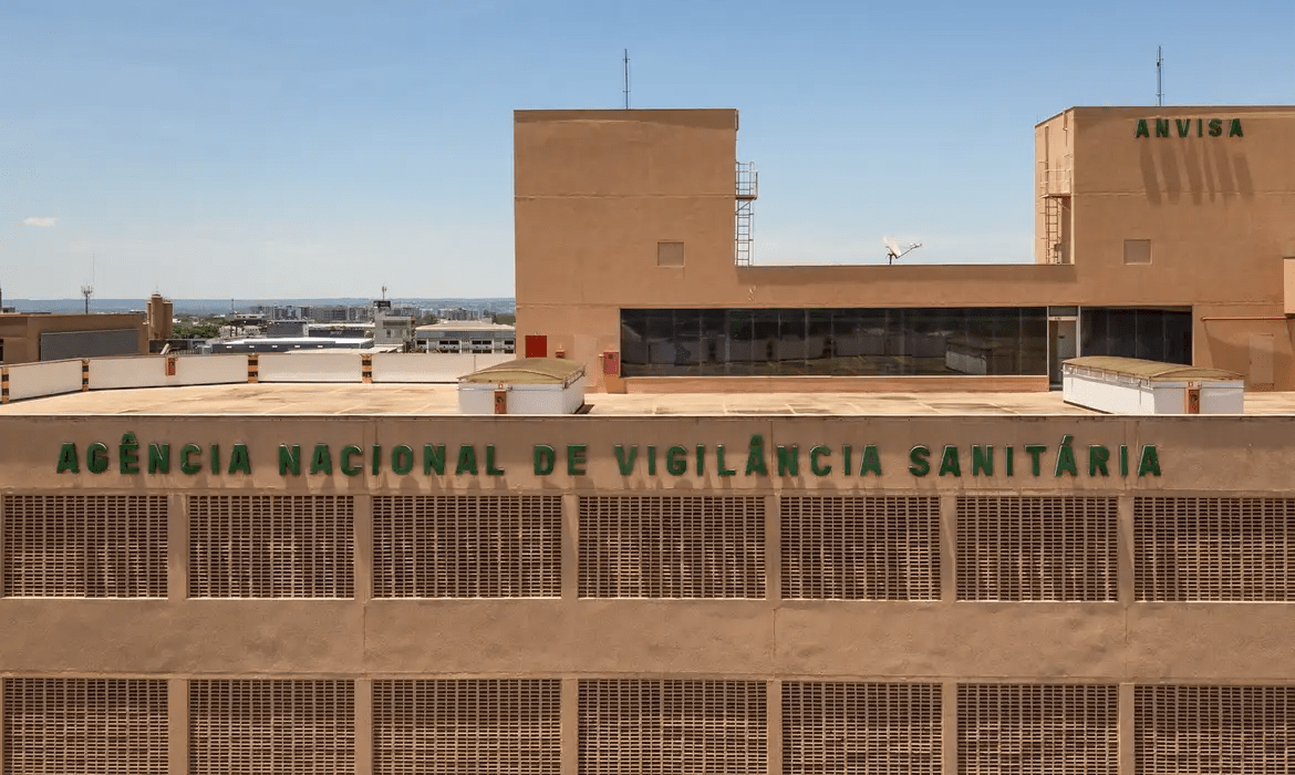 Foto da fachada da Agência Nacional de Vigilância Sanitária.