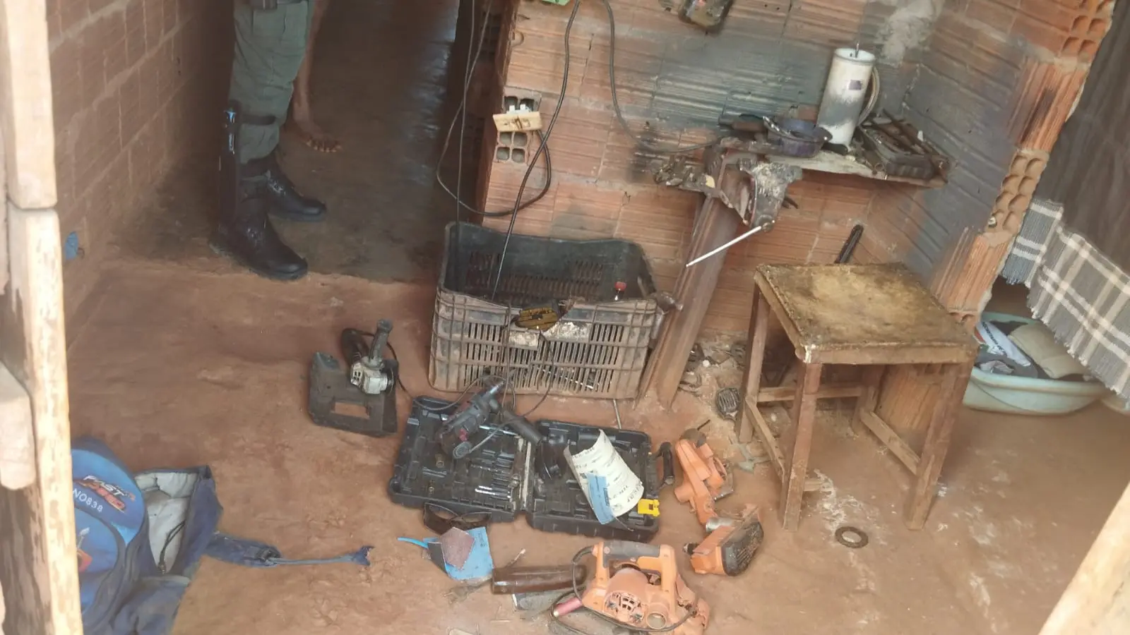 imagem mostra equipamentos usados para fabricação de armas artesanais apreendidos com homem preso em Barbalha suspeito de fabricar armas para faccionados.