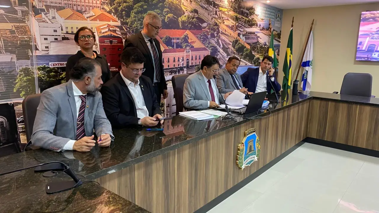 Cinco vereadores de Fortaleza, usando paletós e gravatas, sentados em bancada da sala de reuniões de comissões, para tratar do Plano Diretor.