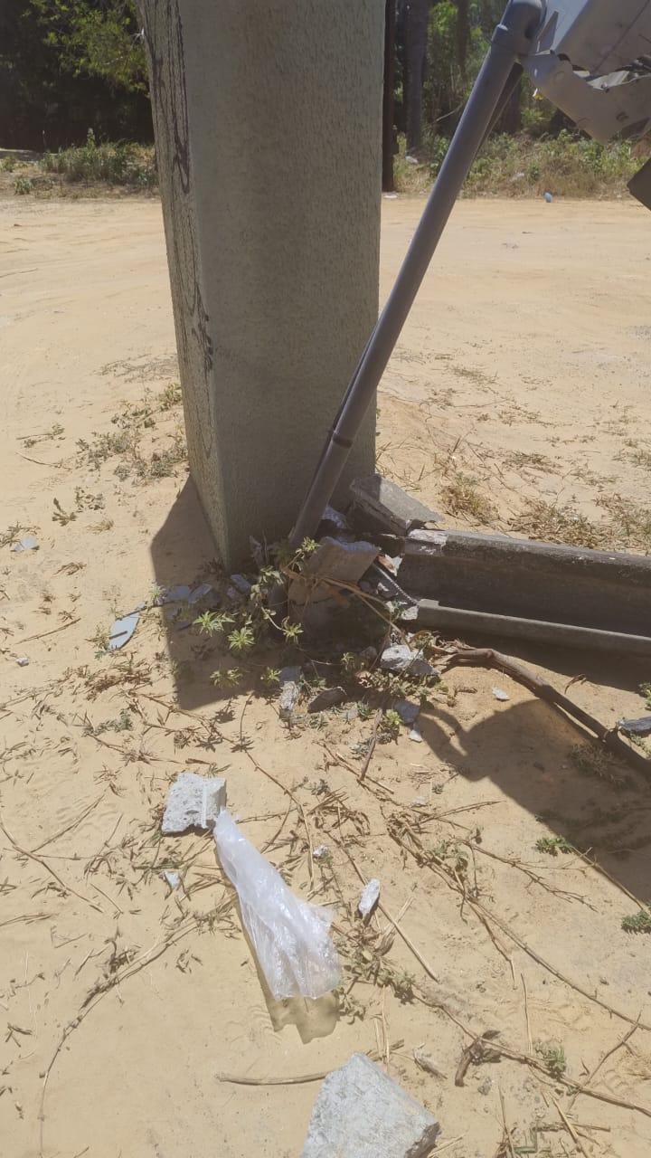 Poste rachado na base.