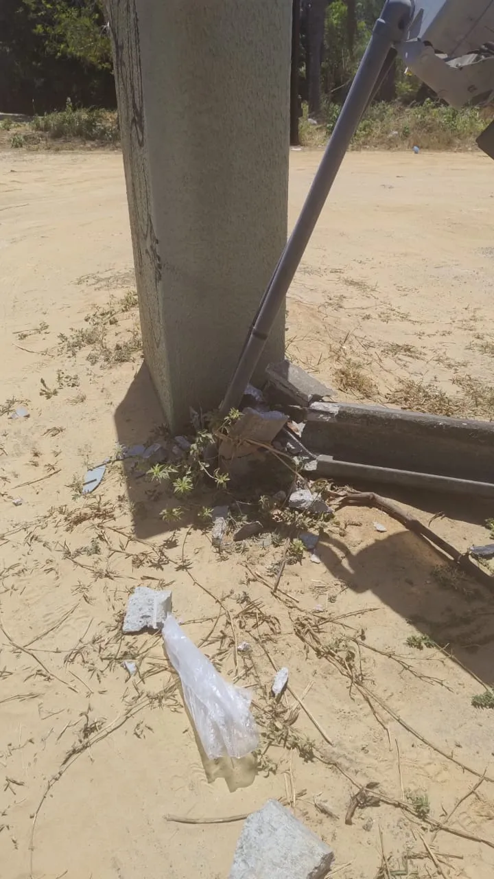 Segundo a motorista do veículo, o poste rachou na base.
