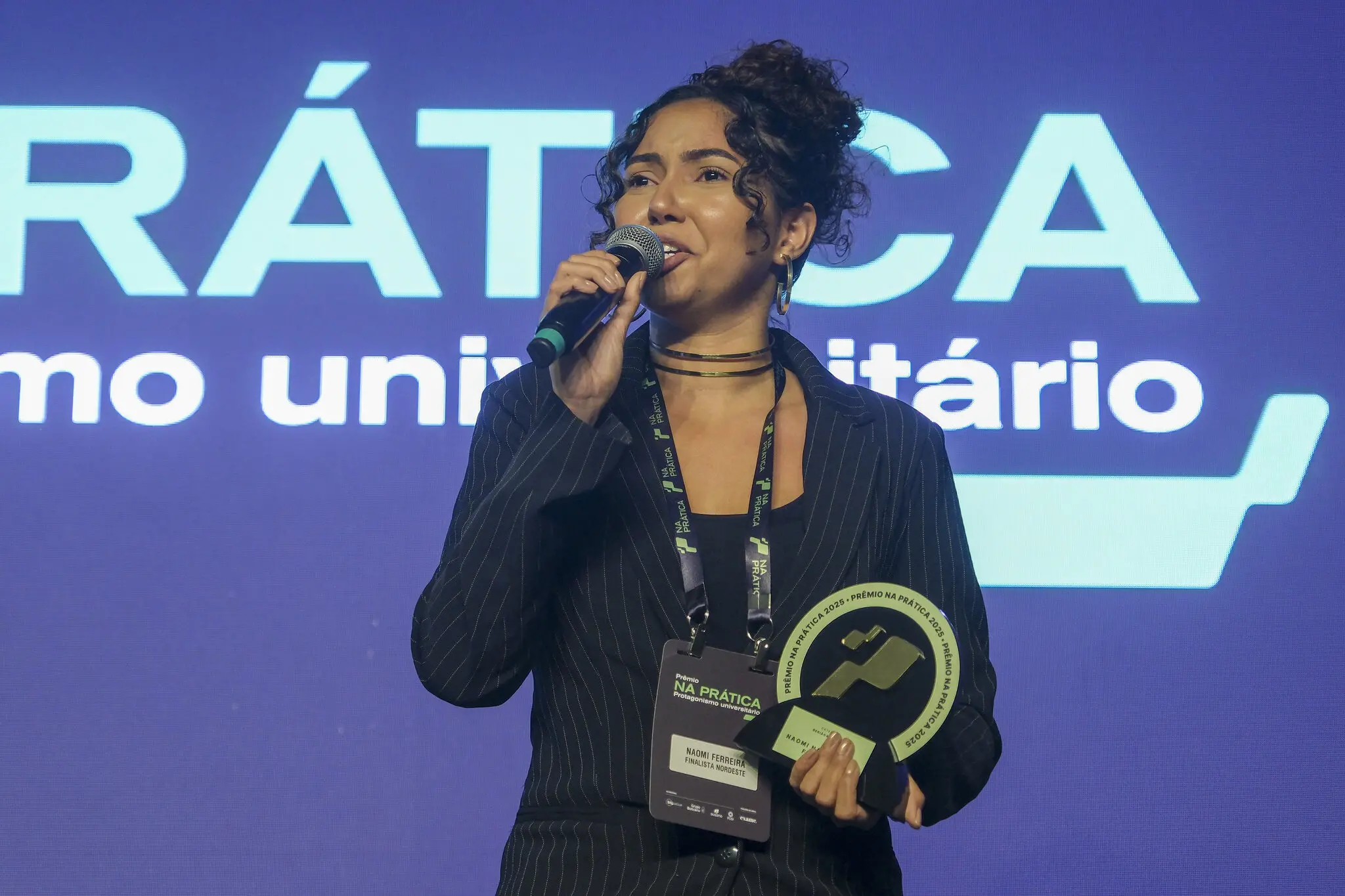 Naomi Nascimento Ferreira recebendo o Prêmio Na Prática.