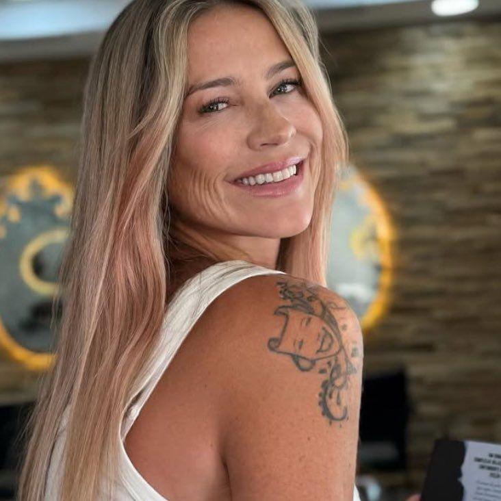 Foto de Luana Piovani, com camiseta branca e sem maquiagem no rosto. A atriz criticou Boninho nas redes sociais.