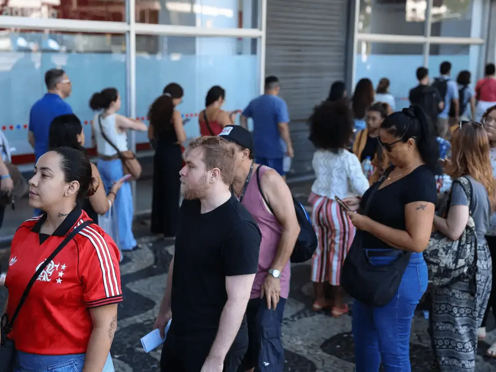 Candidatos aguardando em uma fila para realizar a prova do CNU