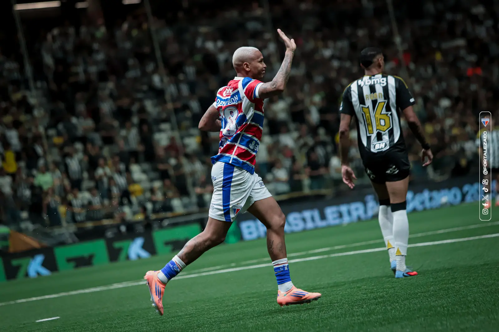 Deyverson comemora gol pelo Fortaleza