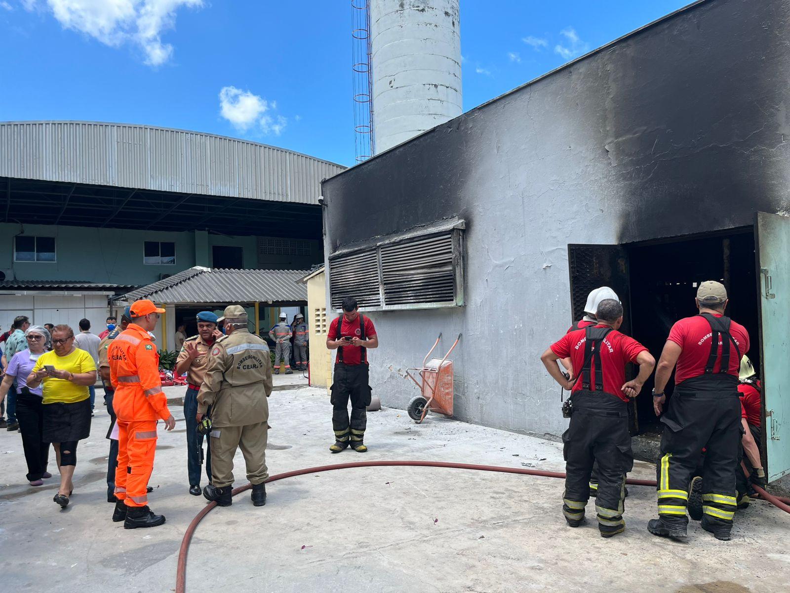 Bombeiros trabalhando após incêndio no hospital césar cals, em Fortaleza.